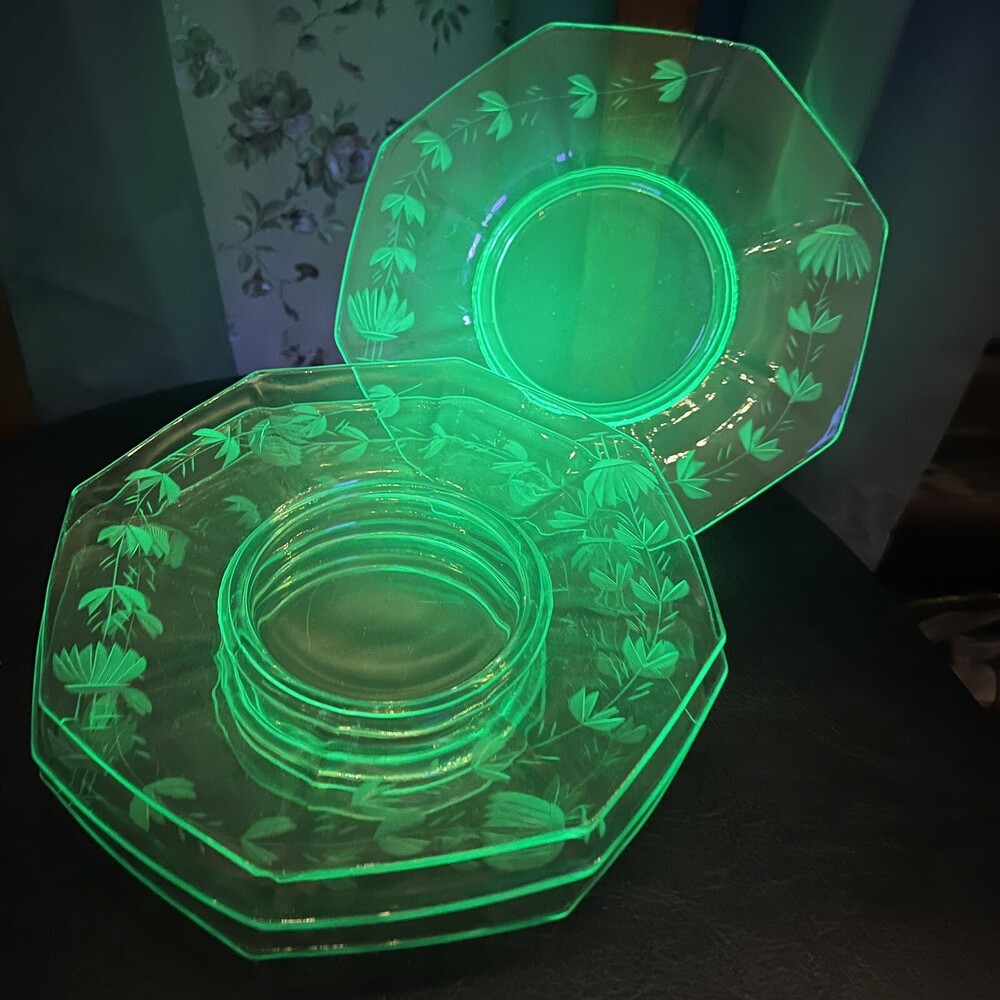 Set 4 VTG 30s Uranium Green Depression Glass Octagon 7.75” Plates Etched Leaves